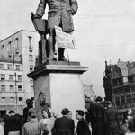 „Spitzbart, Bauch und Brille, ist nicht des Volkes Wille!“ Losung auf dem Händel-Denkmal, Marktplatz Halle (Foto: Albert Ammer)