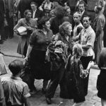 Frauen beim Verlassen der Haftanstalt; Vor der Haftanstalt II, Halle, Kleine Steinstraße (Foto: Albert Ammer)