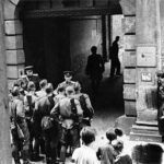 Soldaten der "Roten Armee" vor der Haftanstalt II; Halle, Kleine Steinstraße (Foto: Albert Ammer)