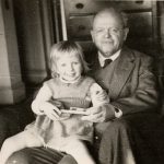 Paul Frankl mit seiner Enkelin Lisle Kulbach, 1954
