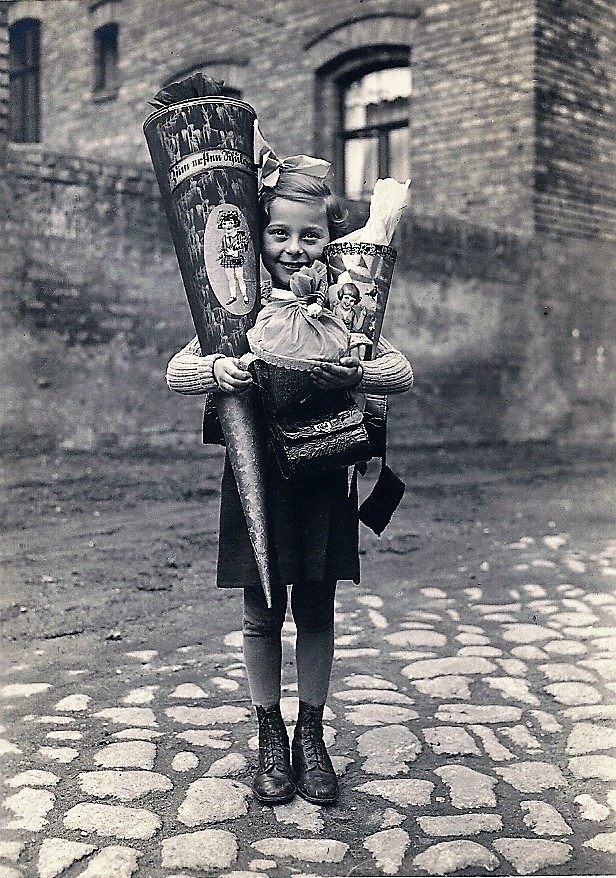 Einschulung von Lieselotte, 1937 in Halle