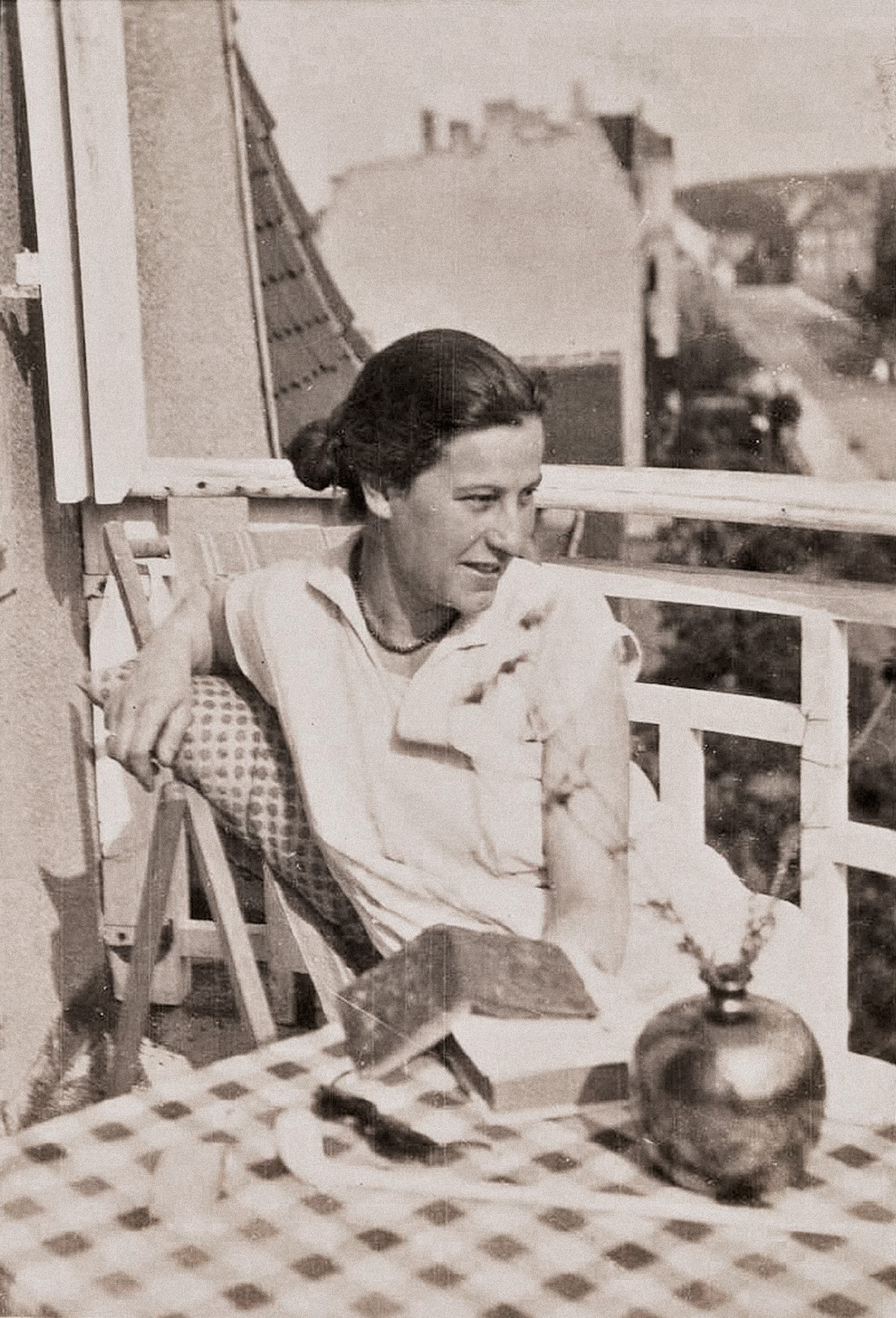Marguerite Friedlaender 1930 auf ihrem Balkon in der Dölauer Str. 46
